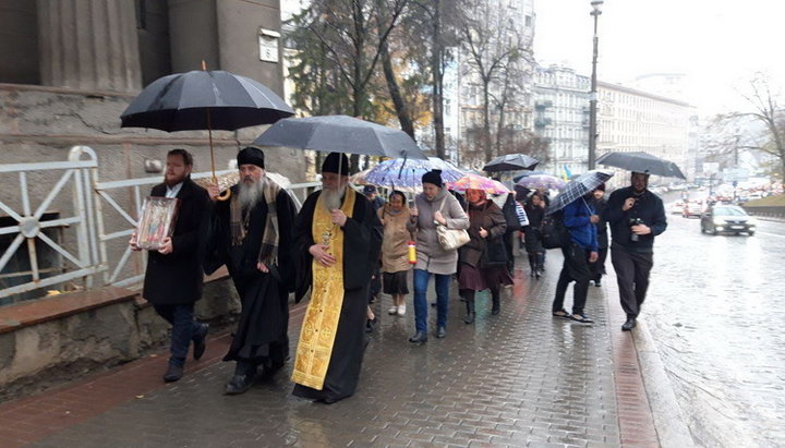 Прихильники УПЦ КП проводять акцію проти своєї ліквидації. Фото: strana.ua