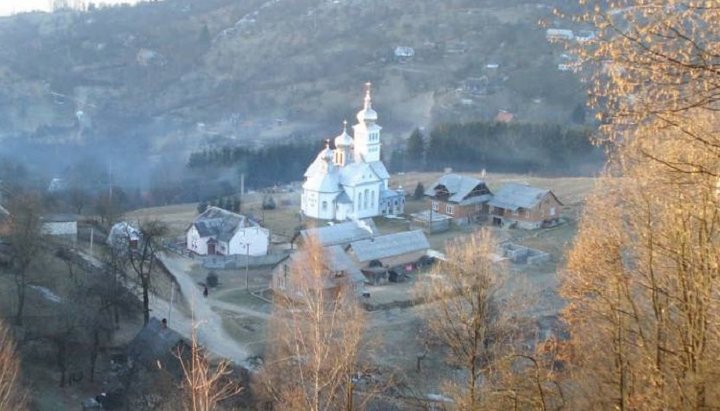 Село Росішка Рахівського району Закарпатської області. Фото: Panoramio