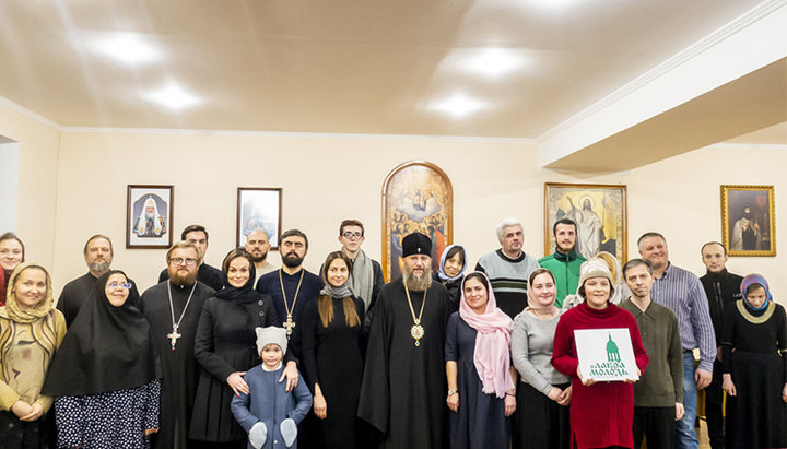 Митрополит Бориспольский и Броварской Антоний (Паканич) и члены «молодежки» Свято-Успенской Киево-Печерской лавры. Фото: lavra.ua