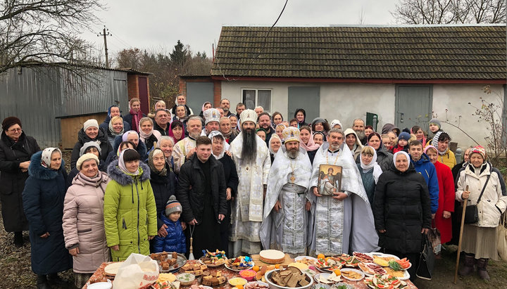 Митрополит Винницкий Варсонофий с верующими села Комаров. Фото: eparhia.vinnica.ua