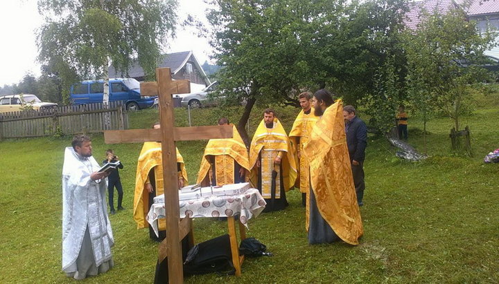 Освячення місця будівництва нового храму УПЦ в Рахівському районі. Фото: СПЖ