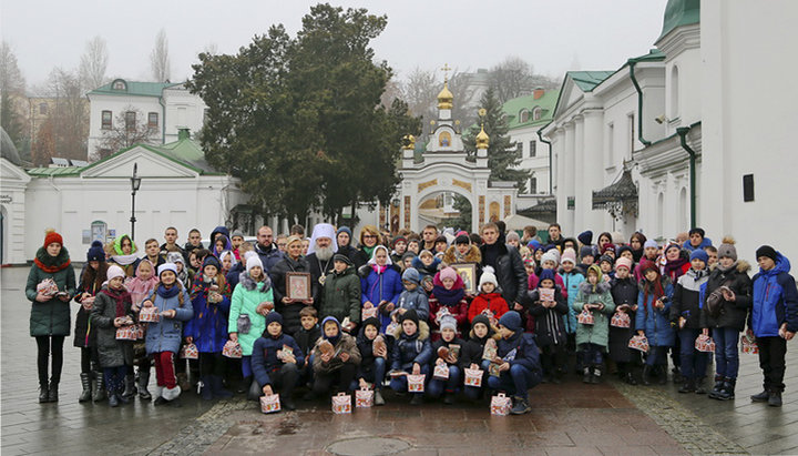 Паломницька група і намісник Лаври, митрополит Вишгородський і Чорнобильський Павло (Лебідь). Фото: lavra.ua