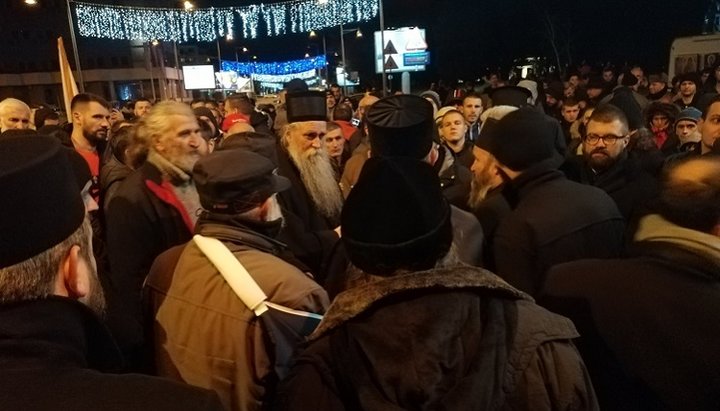 Епископ Будимлянско-Никшичский Иоанникий на встрече с протестующими в Подгорице. Фото: Savo Prelević