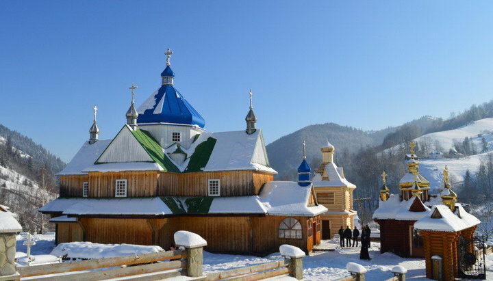 Complexul bisericesc în cinstea Adormirii Preasfintei Născătoarei de Dumnezeu din Grineava, capturat cu o lună în urmă. Imagine: ivano-frankivsk.church.ua