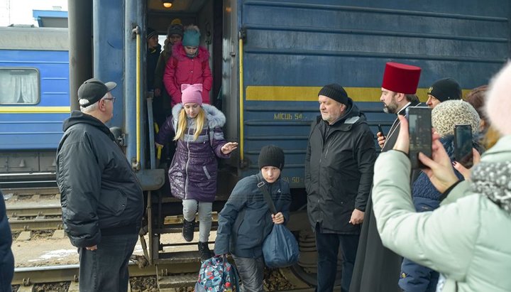 Накануне Рождества УПЦ принимала детей Донбасса, ПЦУ захватывала храмы