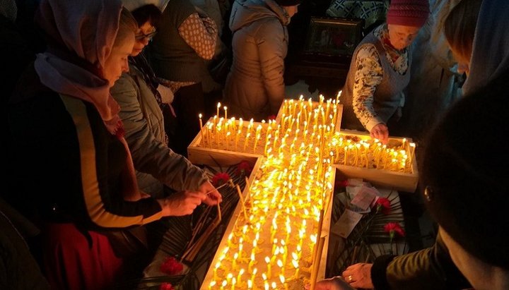 Верующие зажгли свечи в память о невинно убиенных младенцах. Фото: СПЖ