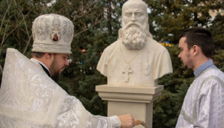 Открытие и освящение памятника священномученику Владимиру в городе Саки, Крым. Фото: Информационно-просветительский отдел УПЦ