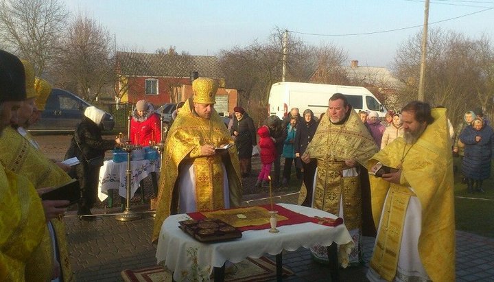 Богослужение у ворот Свято-Николаевского храма УПЦ в Будятичах. Фото: СПЖ