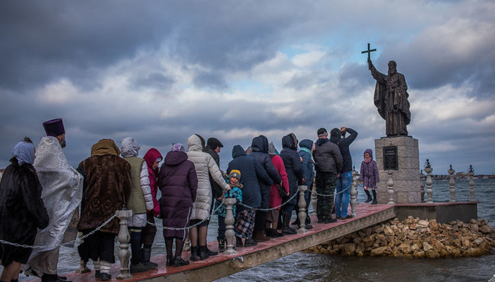 Прихожане УПЦ у памятника святому Клименту. Фото: crimea-eparhia.ru