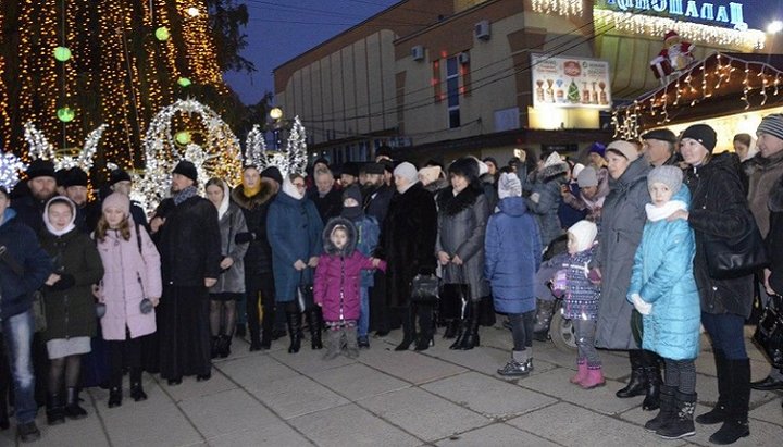 Участники благотворительного флешмоба у центральной елки Ровно. Фото: СПЖ