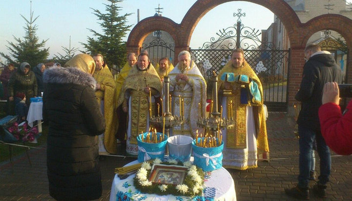 Уже девять месяцев прихожане канонической Церкви в Будятичах совершают богослужения под открытым небом. Фото: spzh.news