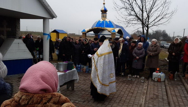 Община храма УПЦ в Будятичах богослужении с освящением воды в канун Богоявления. Фото: spzh.news