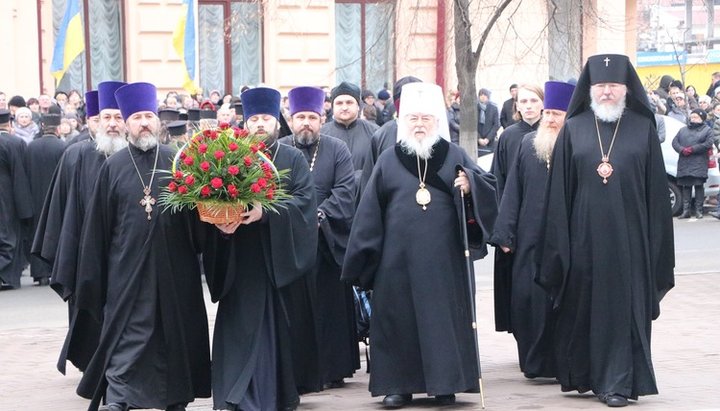 Духовенство УПЦ поклало квіти до пам’ятника Т. Г. Шевченка. Фото: Одеська єпархія