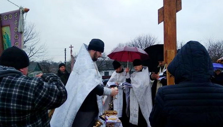 В селе Долгошии совершили освящение места под строительство нового храма УПЦ. Фото: rivne.church.ua