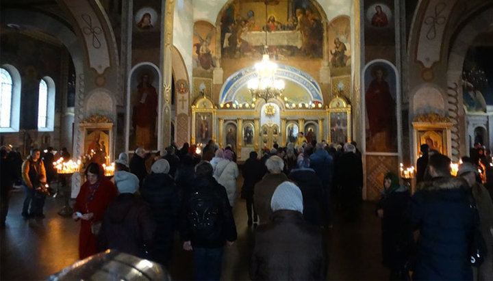 Свято-Покровський собор ПЦУ в обжитому районі біля залізничного вокзалу розрахований на більш ніж 1000 осіб, але заповнений лише на 15%. Фото: Facebook