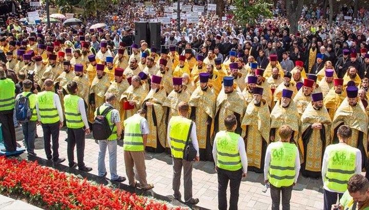 Члени Братства преподобних Антонія і Феодосія Києво-Печерських на послуху. Фото: lavra.ua