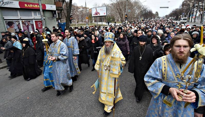 Митрополит Запорізький і Мелітопольський Лука (Коваленко) очолив хресний хід. Фото: hramzp.ua