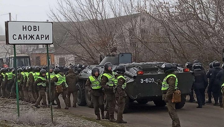 Pentru asigurarea transportării ucrainenilor evacuați din Wuhan la spital, la locul protestelor au fost aduși forţe armate și vehiculele blindate. Foto: i.obozrevatel.com