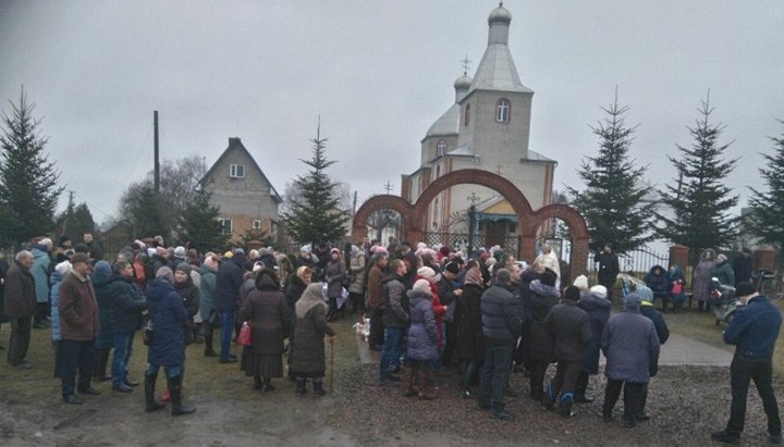 Збори парафіян громади УПЦ у селі Будятичі 15 лютого 2020 року. Фото: СПЖ