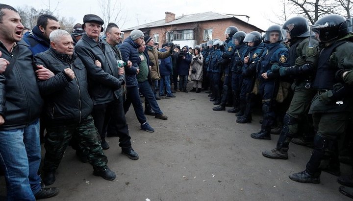 Confruntarea localnicilor cu forțele de ordine publică din Novi Sanjary. Imagine: REUTERS / Valentyn Ogirenko