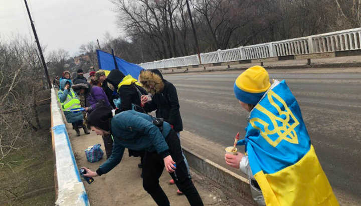 Активисты Автомайдана разскрасили мост в Новых Санжарах. Фото: np.pl.ua