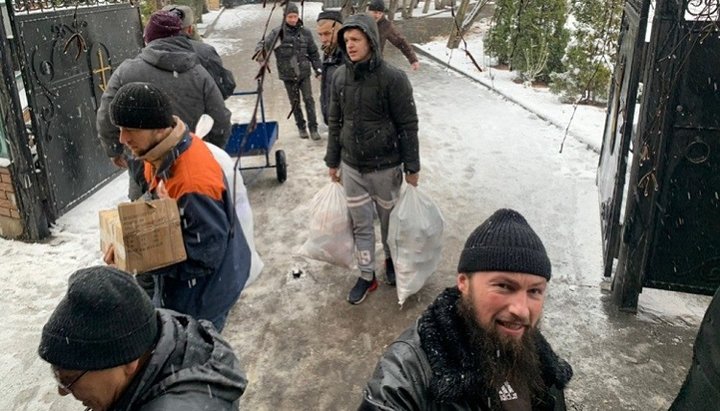 Священники и прихожане Конотопской епархии собрали для нужд беженцев одежду и продукты питания. Фото: Конотопская епархия