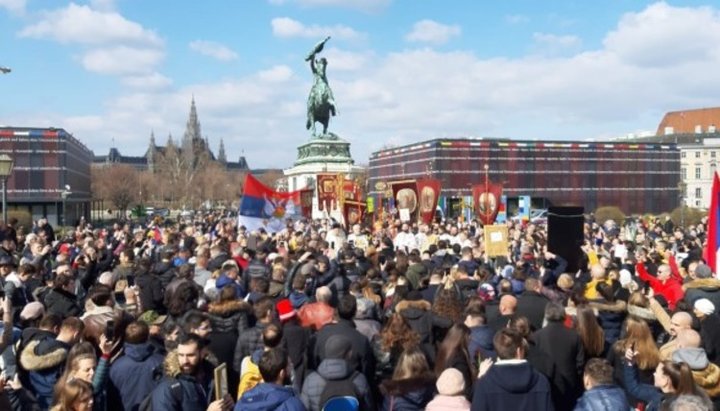 В Вене люди вышли на крестный ход в поддержку СПЦ. Фото: Facebook-страница «Балканський оглядач»