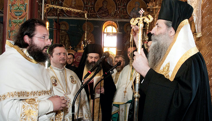  Protopresbyter Matthew Vulcanescu (left) and Metropolitan Seraphim of Piraeus. Photo: romedia.gr