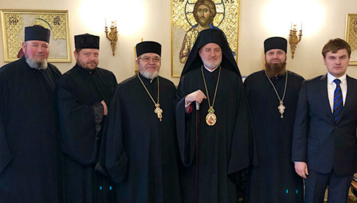 Архієпископ Елпідофор з духовенством нового Вікаріату. Фото: orthodoxtimes.com