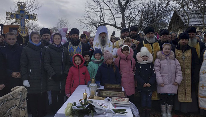 Arhiereul Eparhiei de Ternopil, Mitropolitul deTernopil și Kremeneț Serghie (Ghensițki) cu păstoriții săi. Imagine: ternopil.church.ua