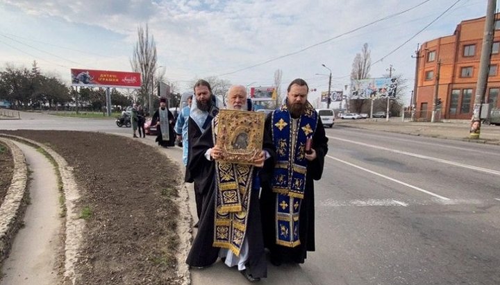 Митрополит Агафангел очолив молитовний хід навколо Одеси з Касперівською іконою Богородиці. Фото: Православна Одеса