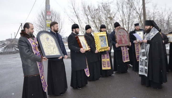 Духовенство УПЦ совершило крестный ход вокруг города Ровно. Фото: spzh.news