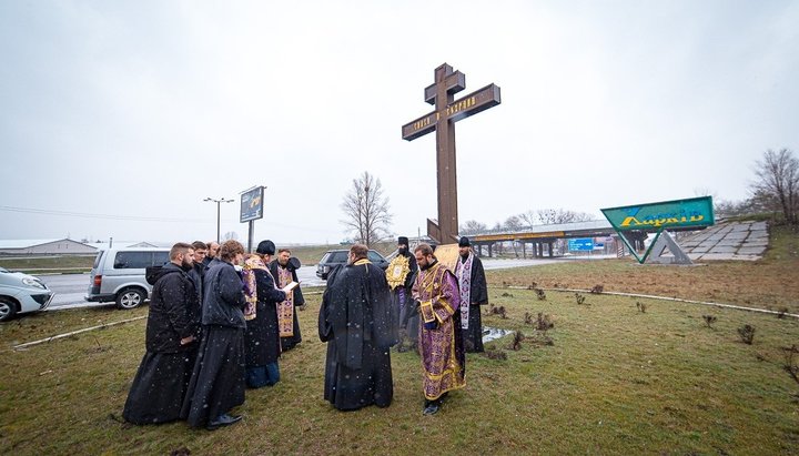 Священики УПЦ пройшли хресним ходом навколо Харкова з Озерянською іконою. Фото: eparchia.kharkov.ua