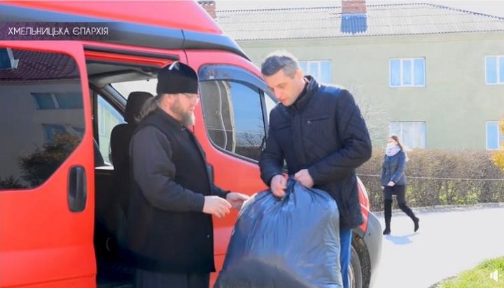 Настоятель Свято-Воскресенського приходу смт. Віньківці передав маски в обласну і районну лікарні Хмельницького. Фото: скріншот відео зі сторінки «Православний вісник» у Facebook