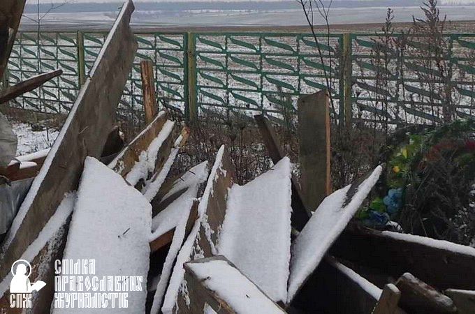 В Угринові купол із храму викинули на смітник. Що рейдери підготували храму в Грибовиці?