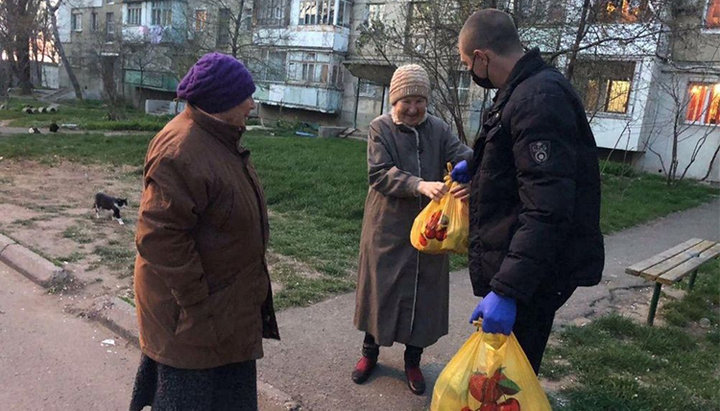 Одесская епархия оказывает гуманитарную помощь тем, кто в дни коронавирусного карантина остался без средств к существованию. Фото: eparhiya.od.ua