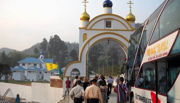 У період карантину Успенський монастир в Ратчабурі дає притулок усім, незалежно від релігійної приналежності. фото: