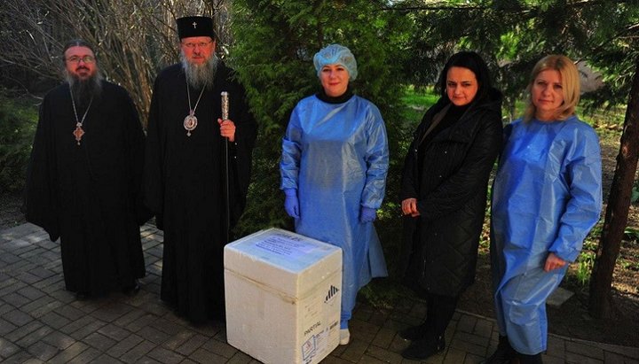 Передані тести дозволять локалізувати більшу кількість виявлених випадків коронавірусу. Фото: Чернівецько-Буковинська єпархія