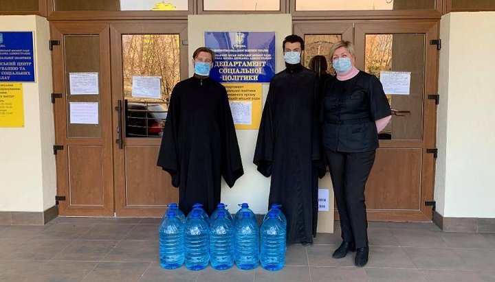 The antiseptic was made by the clergy of the Kyiv Resurrection Cathedral of the UOC. Photo: sobor.in.ua