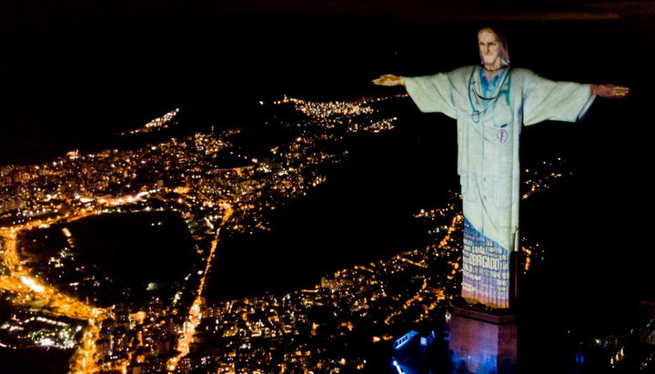 В благодарность врачам статую Христа в Рио «одели» в медицинский халат. Фото: vesti.ua