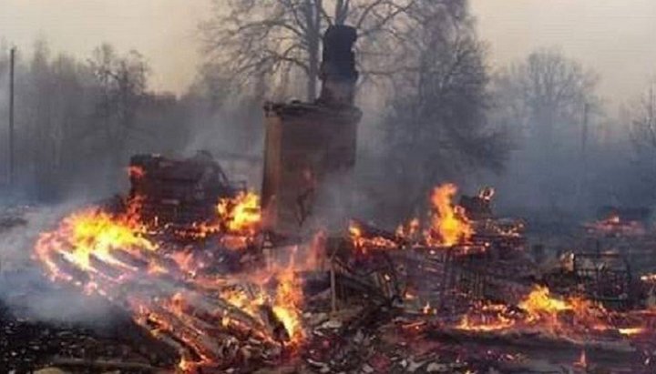 Волонтери збирають посилку для погорільців на Житомирщині. Фото: Facebook-сторінка руху «Молодість небайдужа»