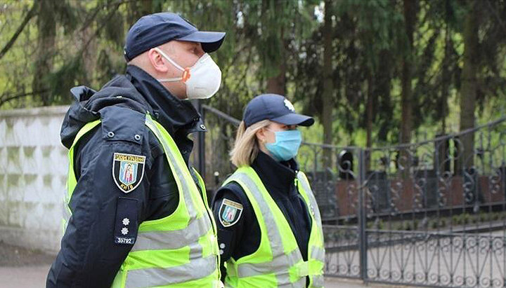 Национальная полиция будет обеспечивать порядок и соблюдение требований карантина у кладбищ. Фото: npu.gov.ua