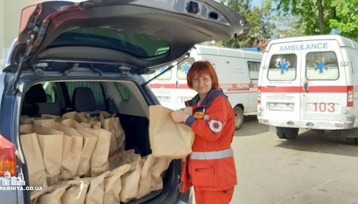 Єпархія забезпечує гарячими обідами медиків «Швидкої допомоги» і нужденних одеситів. Фото: eparhiya.od.ua