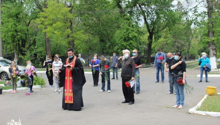 В Одессе священники и православная молодежь почтили павших воинов. Фото: eparhiya.od.ua