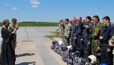 ФОТОРЕПОРТАЖ. «Повітряний десант» в Олександрії отримав благословення на стрибки з парашутом