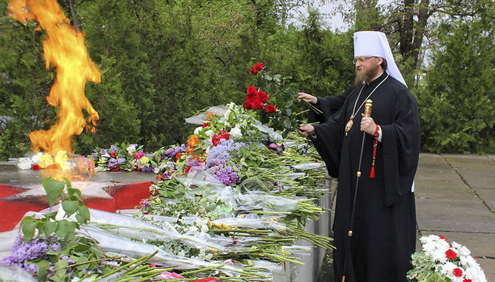 Митрополит Северодонецкий и Старобельский Никодим (Барановский) у братской могилы «Мемориал Славы». Фото: sed-eparhia.com