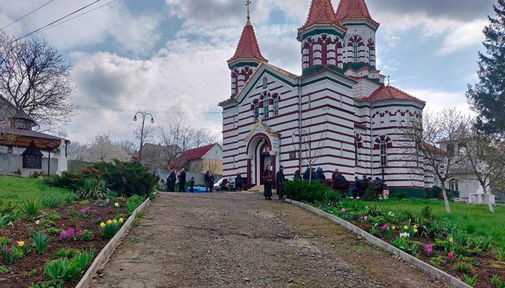 Biserica în cinstea Sfântului Arhanghel Mihail a Bisericii Ortodoxe Ucrainenedin satul Zadubrovca, regiunea Cernăuți. Imagine: pravlife.org