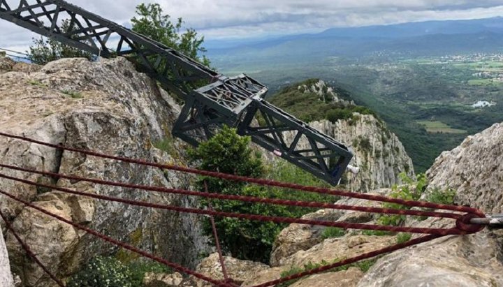 Металлический крест разрезали на две части и осквернили надписями. Фото: sedmitza.ru