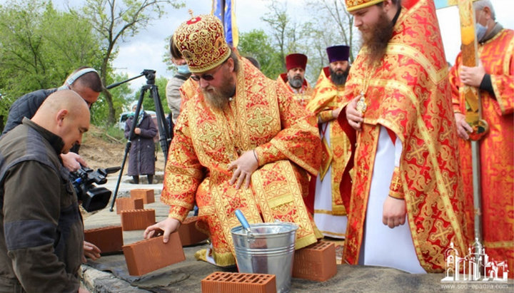 Митрополит Сєверодонецький і Старобільський Никодим (Барановський) здійснює закладання першої цеглини у фундамент храму. Фото: sed-eparhia.com