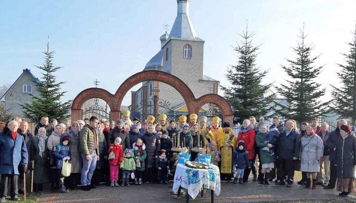 С 26 апреля прошлого года община УПЦ в Будятичах молится перед входом на территорию храма. Фото: СПЖ